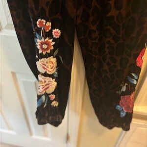 Johnny Was Leopard Print Jogger Pants
🎉NEW🎉 Size: Large
